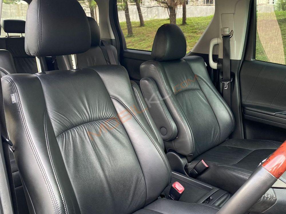 Mobil Toyota Vellfire 2012