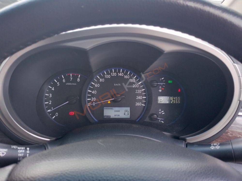 Mobil Nissan Elgrand 2013