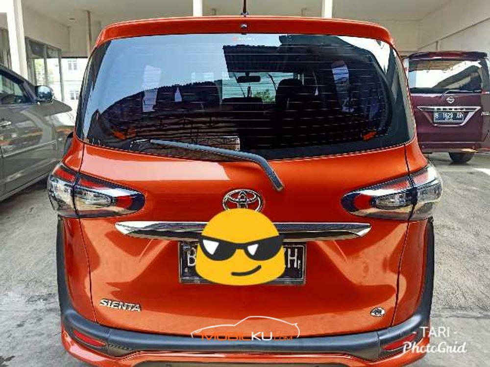 Mobil Toyota Sienta 2016