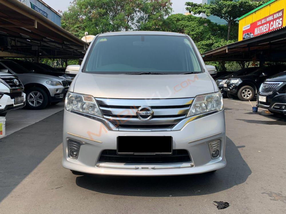 Mobil Nissan Serena 2013