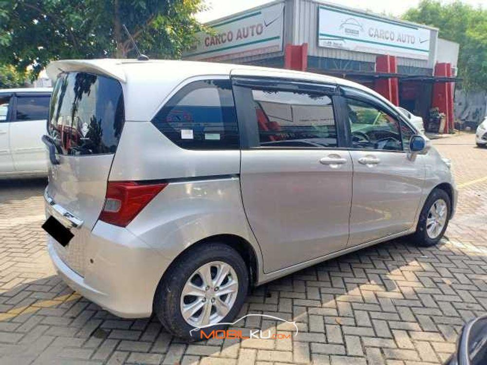 Mobil Honda Freed 2015