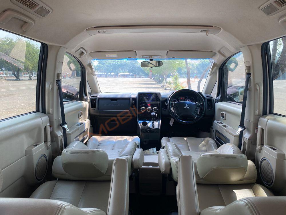 Mobil Mitsubishi Delica 2015