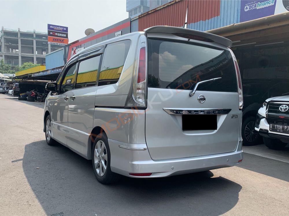 Mobil Nissan Serena 2013