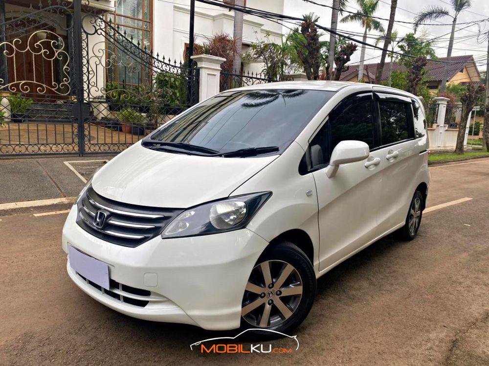 Mobil Honda Freed 2010