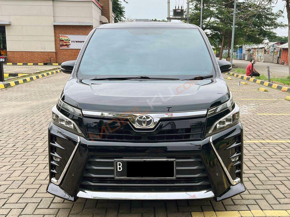Mobil Toyota Voxy 2019