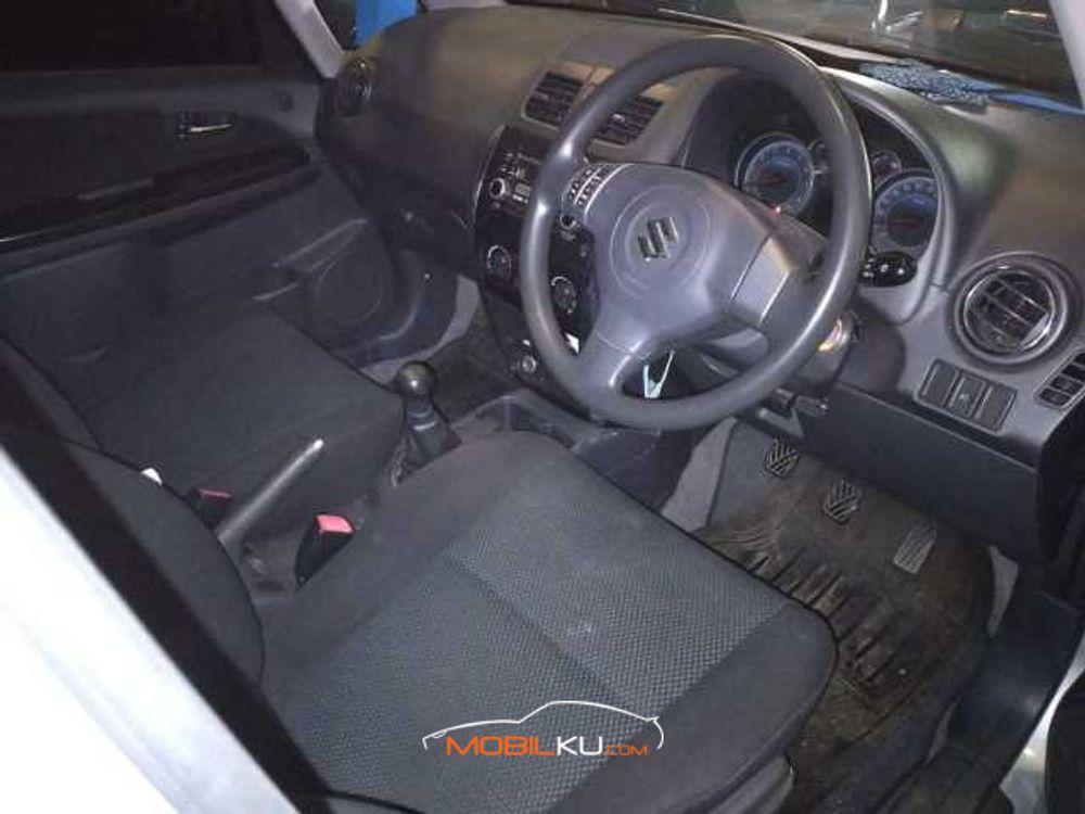 Mobil Suzuki SX4 2012