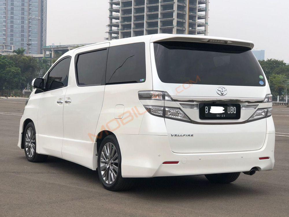 Mobil Toyota Vellfire 2013