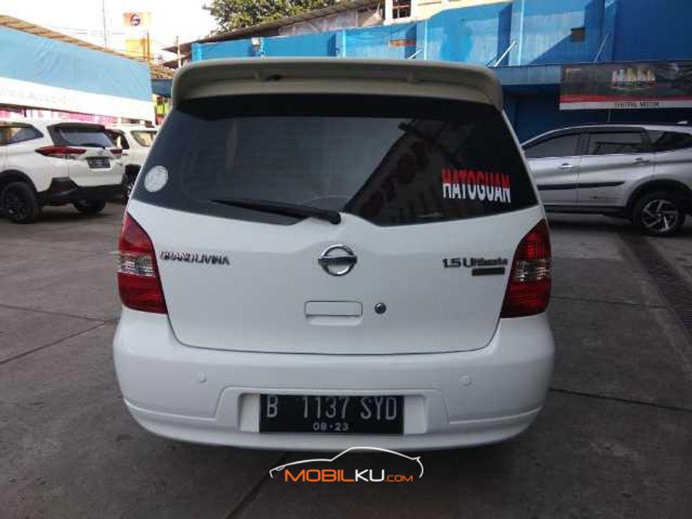 Mobil Nissan Grand Livina 2013