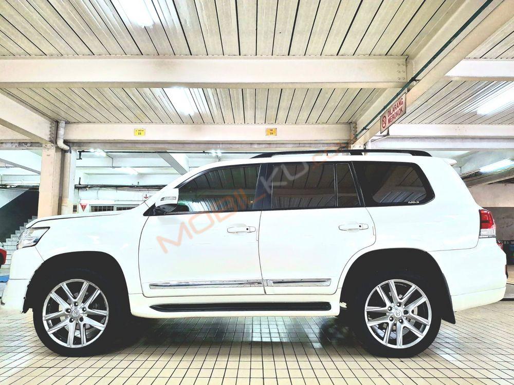 Mobil Toyota Land Cruiser 2013