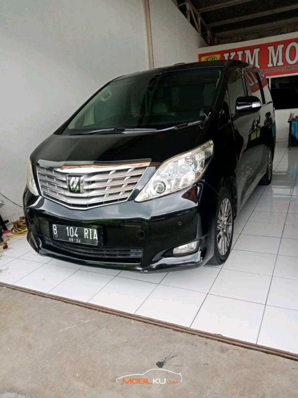 Mobil Toyota Alphard 2009