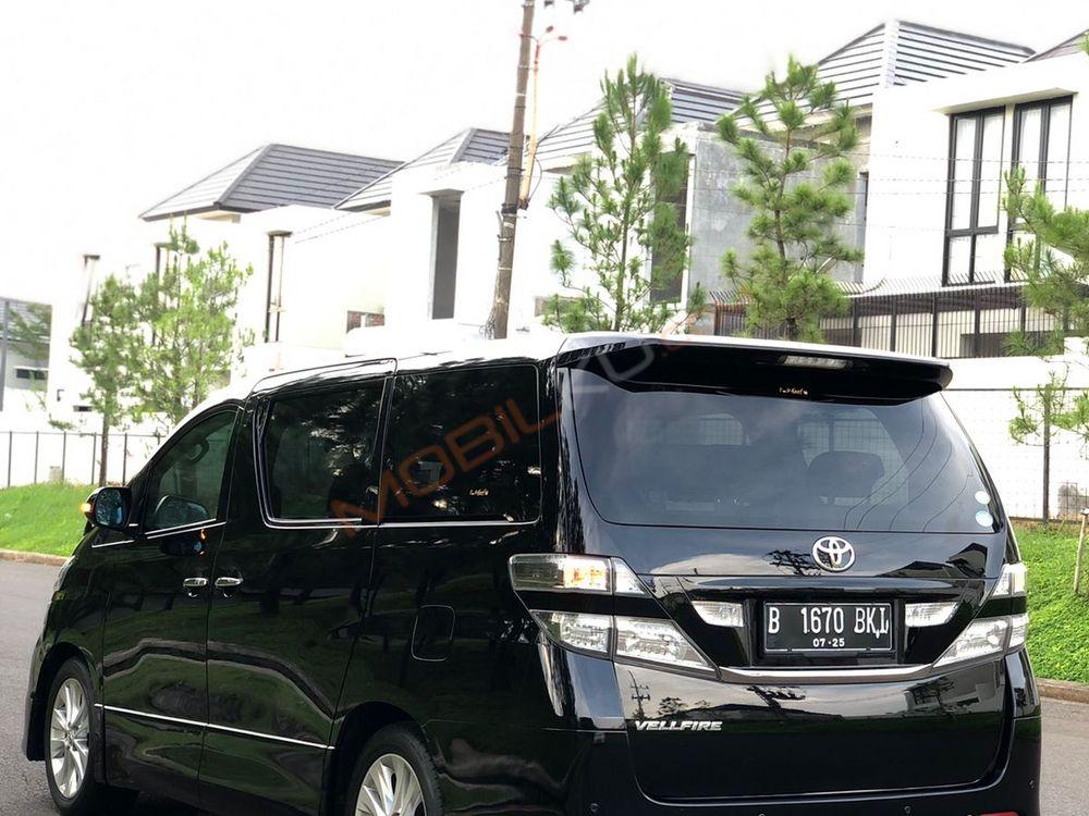 Mobil Toyota Vellfire 2012