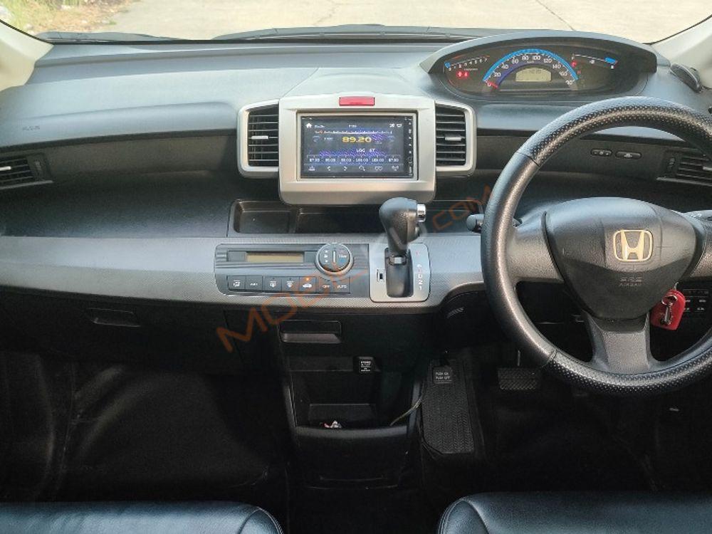 Mobil Honda Freed 2011