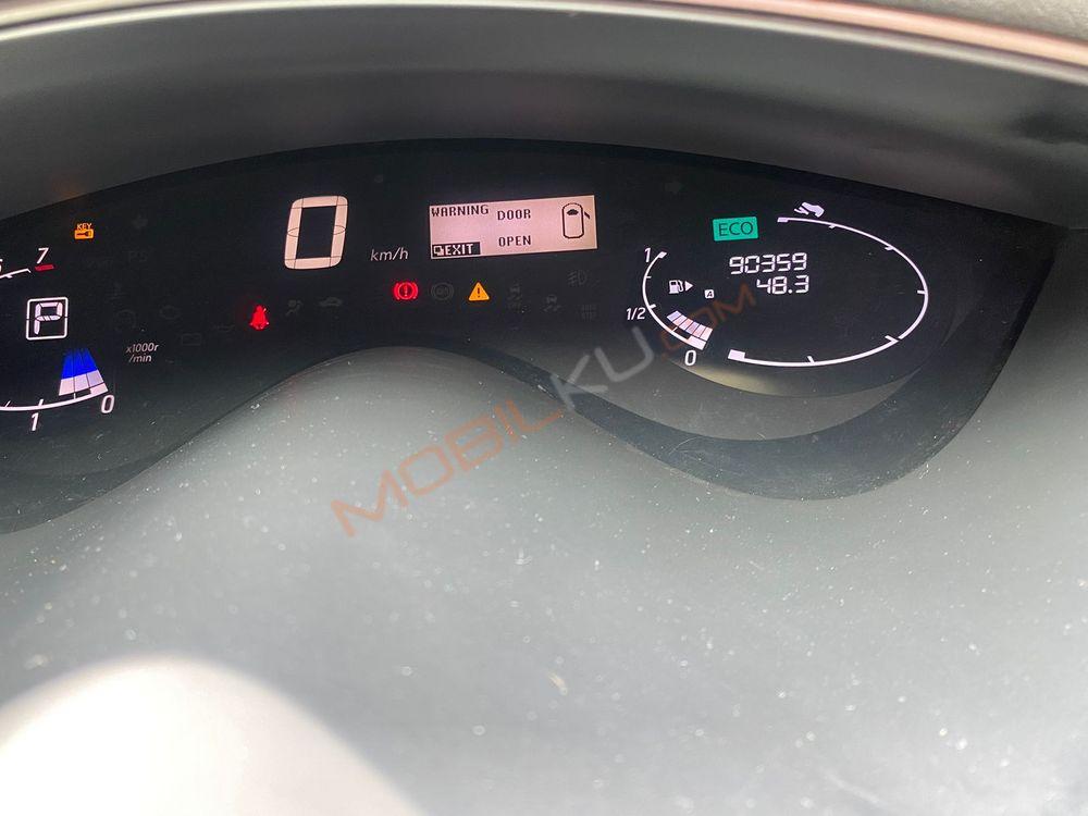 Mobil Nissan Serena 2013