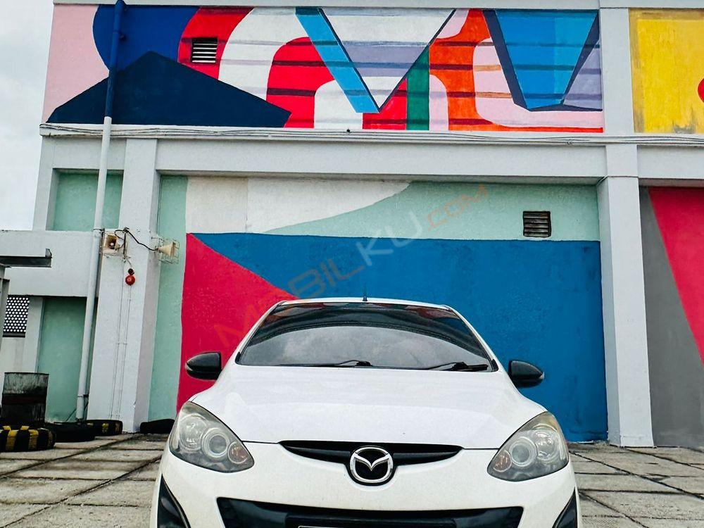 Mobil Mazda 2 Hatchback 2012