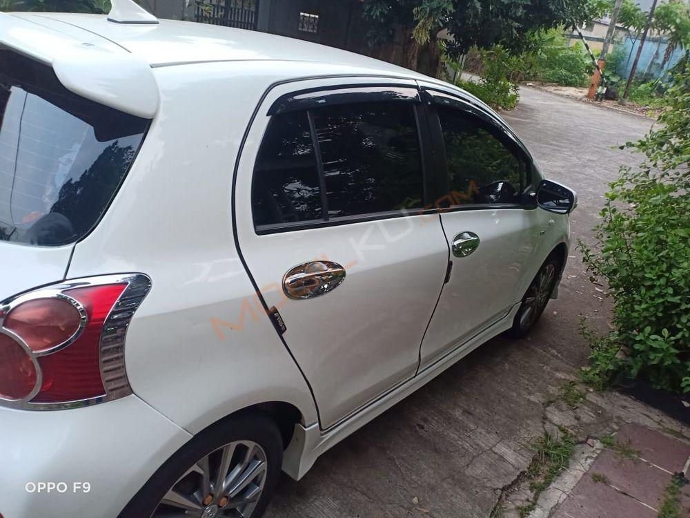 Mobil Toyota Yaris 2013
