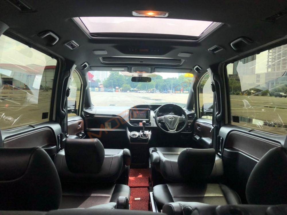 Mobil Toyota Voxy 2018