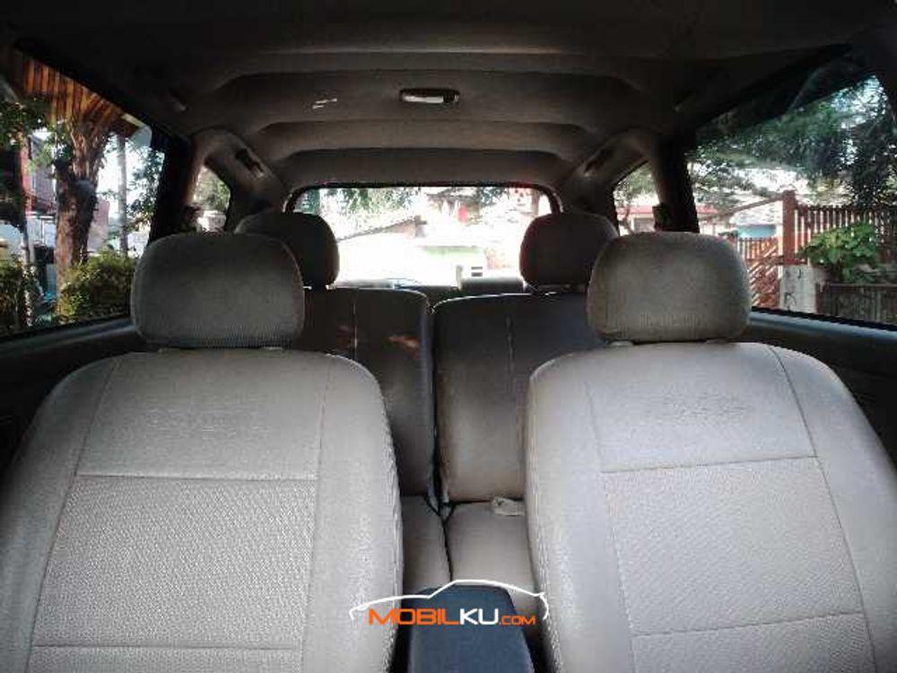 Mobil Toyota Avanza 2011