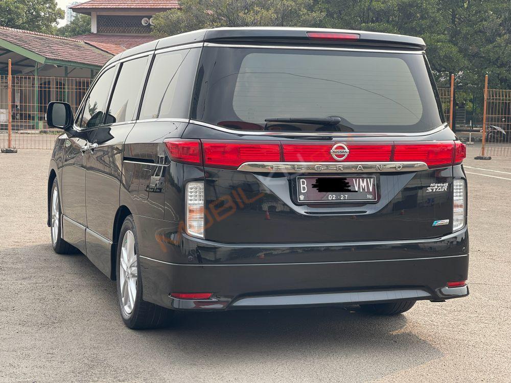 Mobil Nissan Elgrand 2013