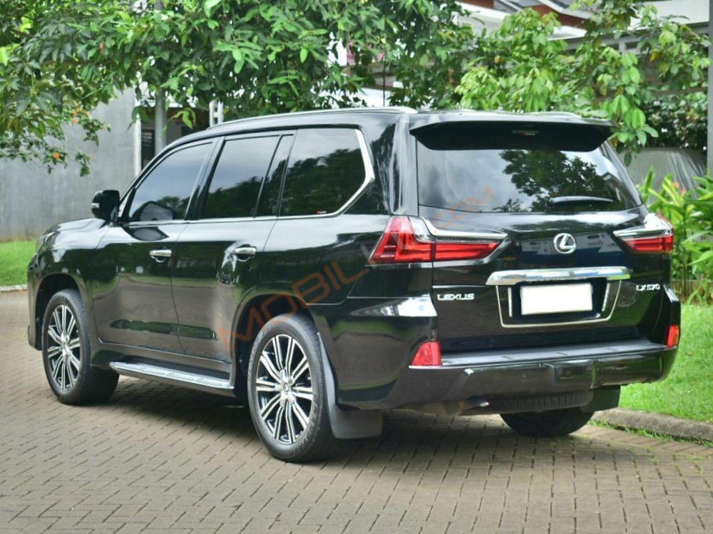 Mobil Lexus LX 2018