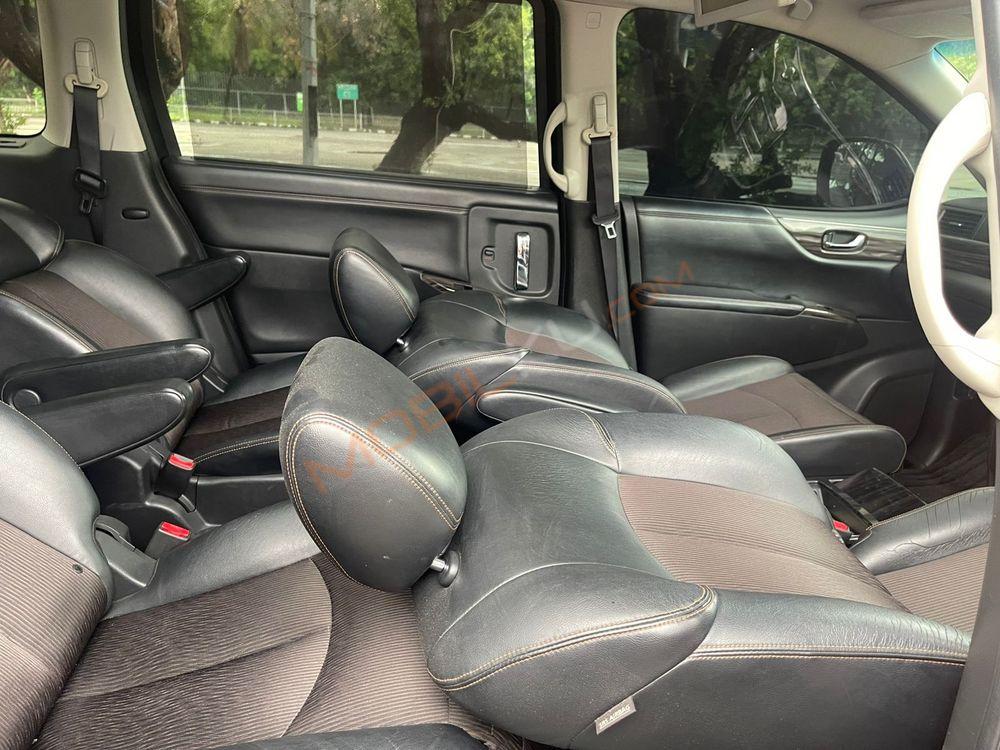 Mobil Nissan Elgrand 2014