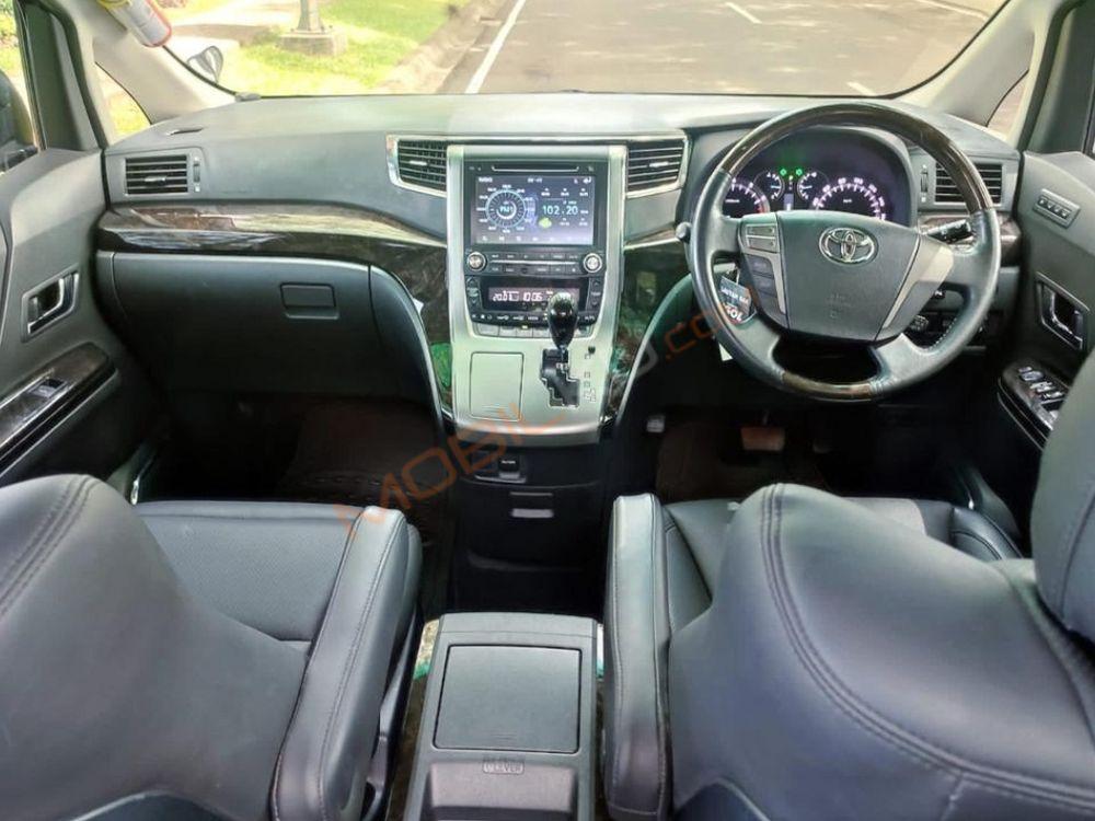 Mobil Toyota Alphard 2013