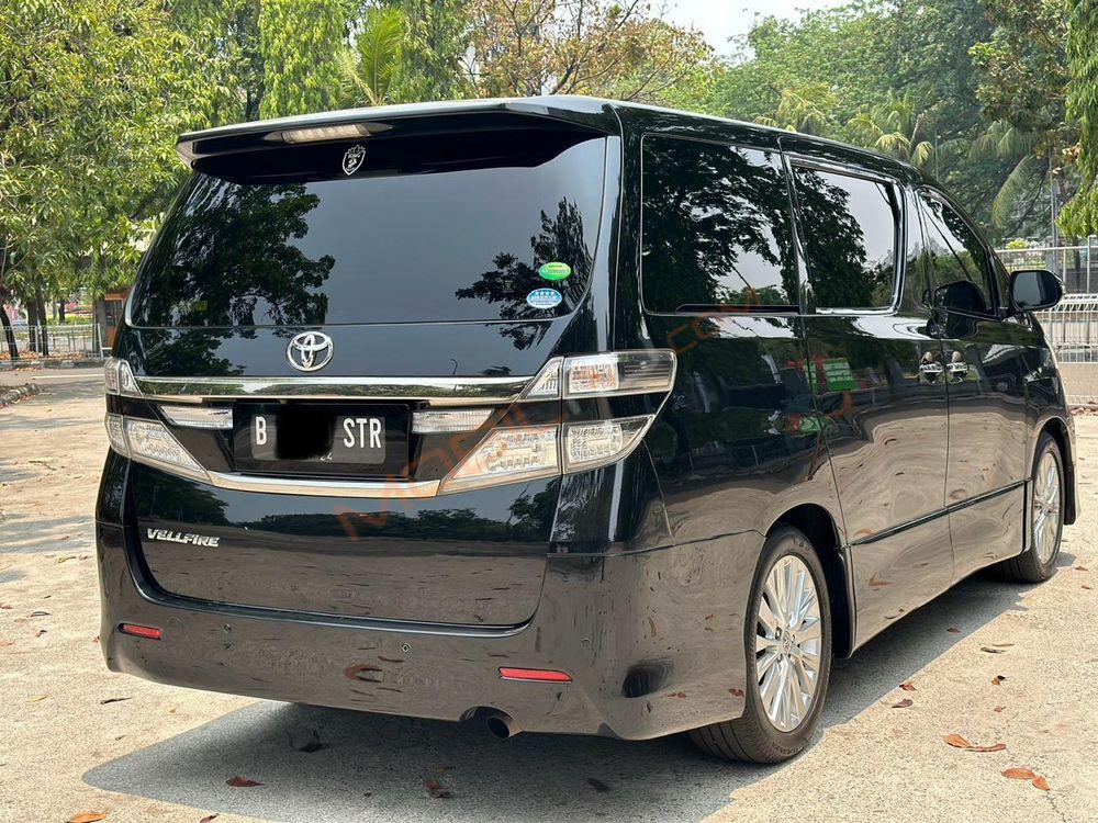 Mobil Toyota Vellfire 2013