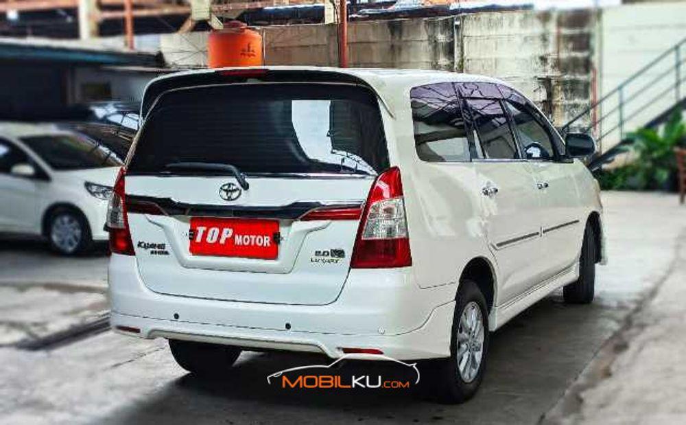 Mobil Toyota Kijang Innova 2013