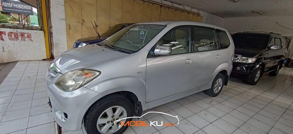 Mobil Toyota Avanza 2011