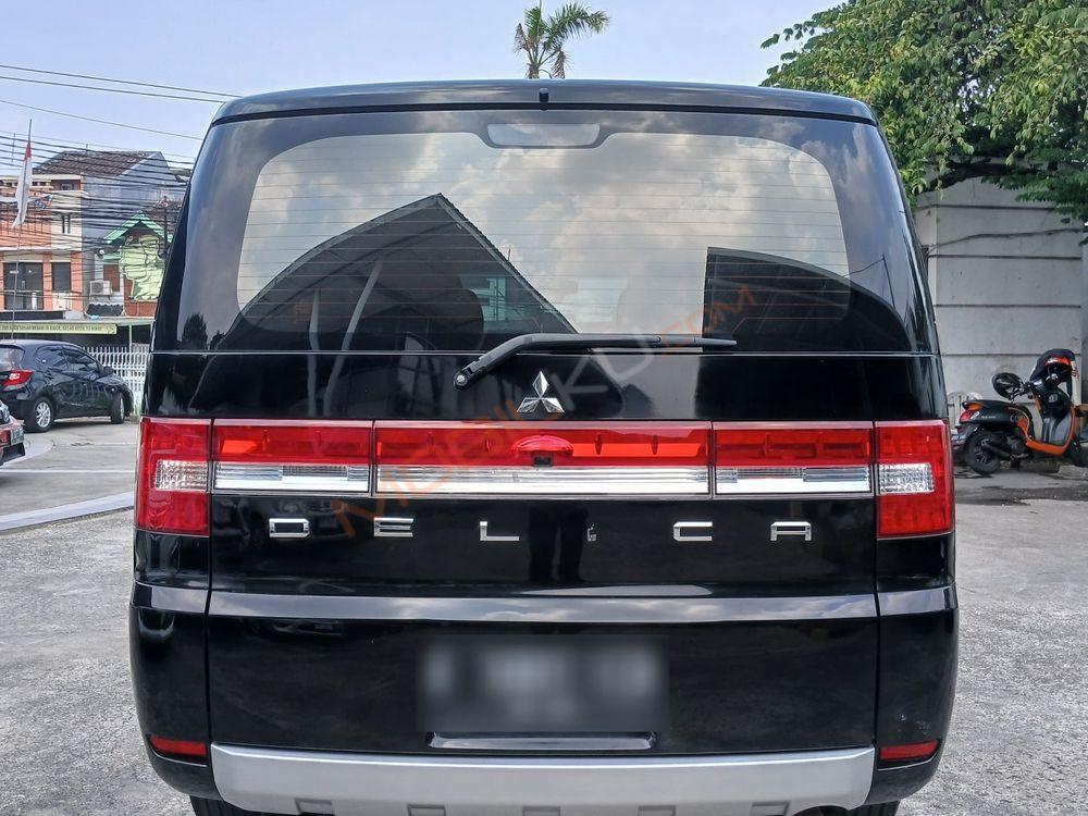 Mobil Mitsubishi Delica 2015
