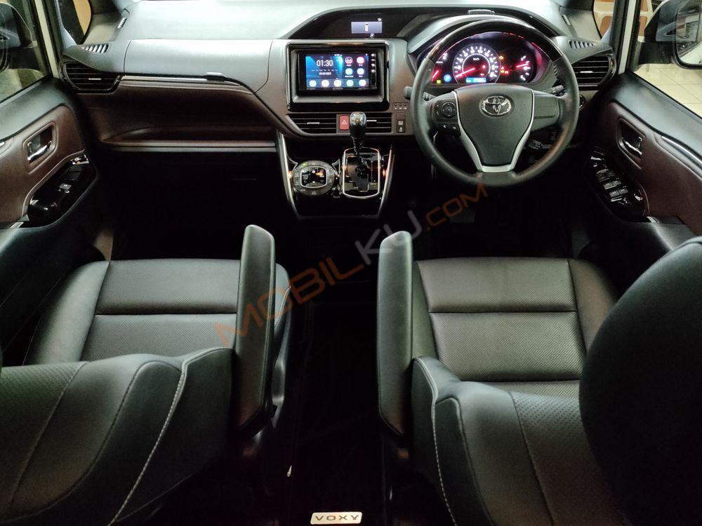 Mobil Toyota Voxy 2018