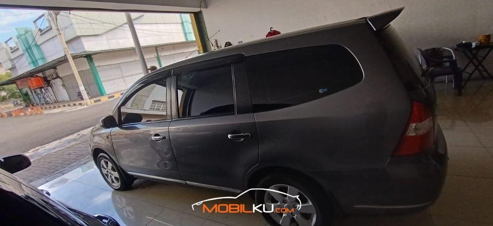 Mobil Nissan Grand Livina 2011