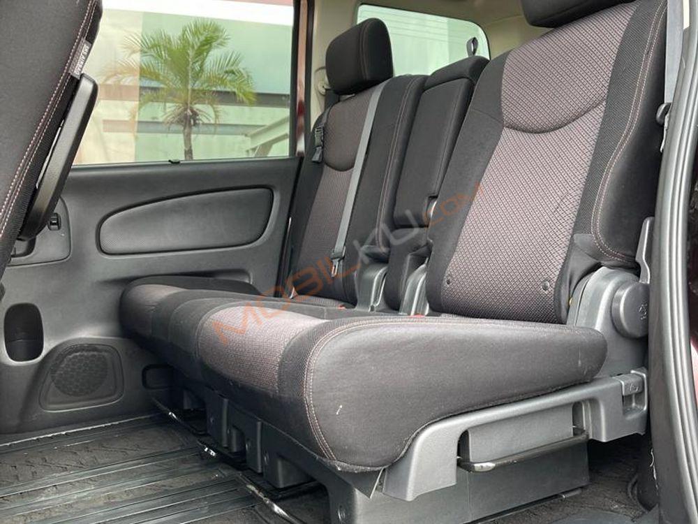 Mobil Nissan Serena 2013