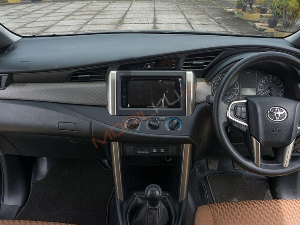 Mobil Toyota Kijang Innova 2019