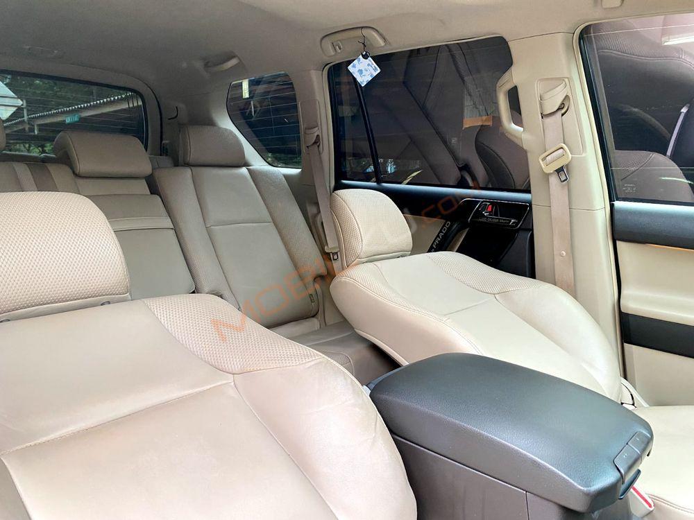 Mobil Toyota Land Cruiser 2013