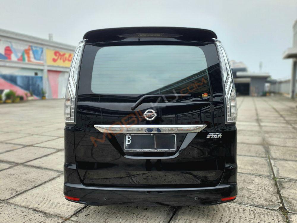 Mobil Nissan Serena 2017