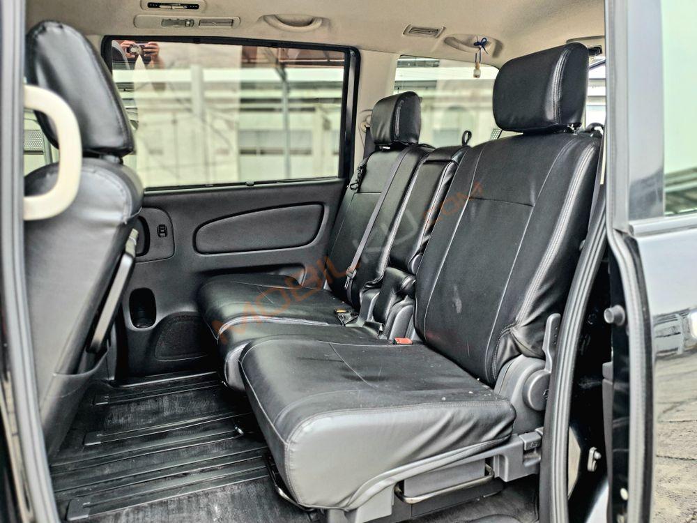 Mobil Nissan Serena 2017