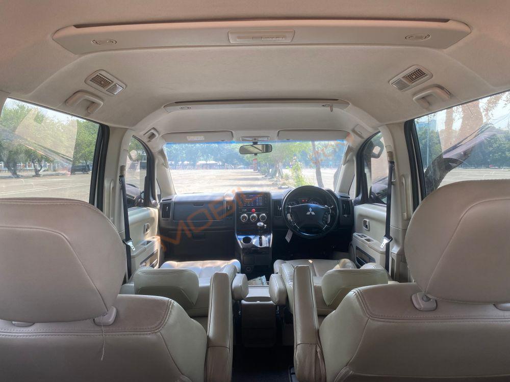 Mobil Mitsubishi Delica 2015