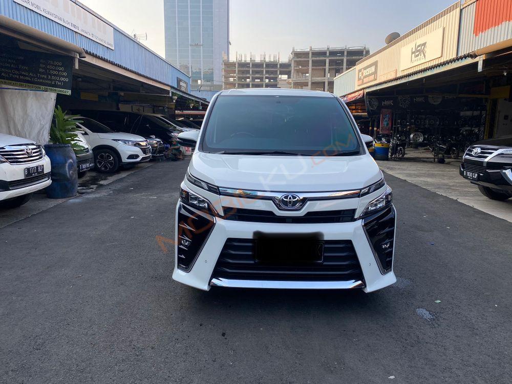 Mobil Toyota Voxy 2018