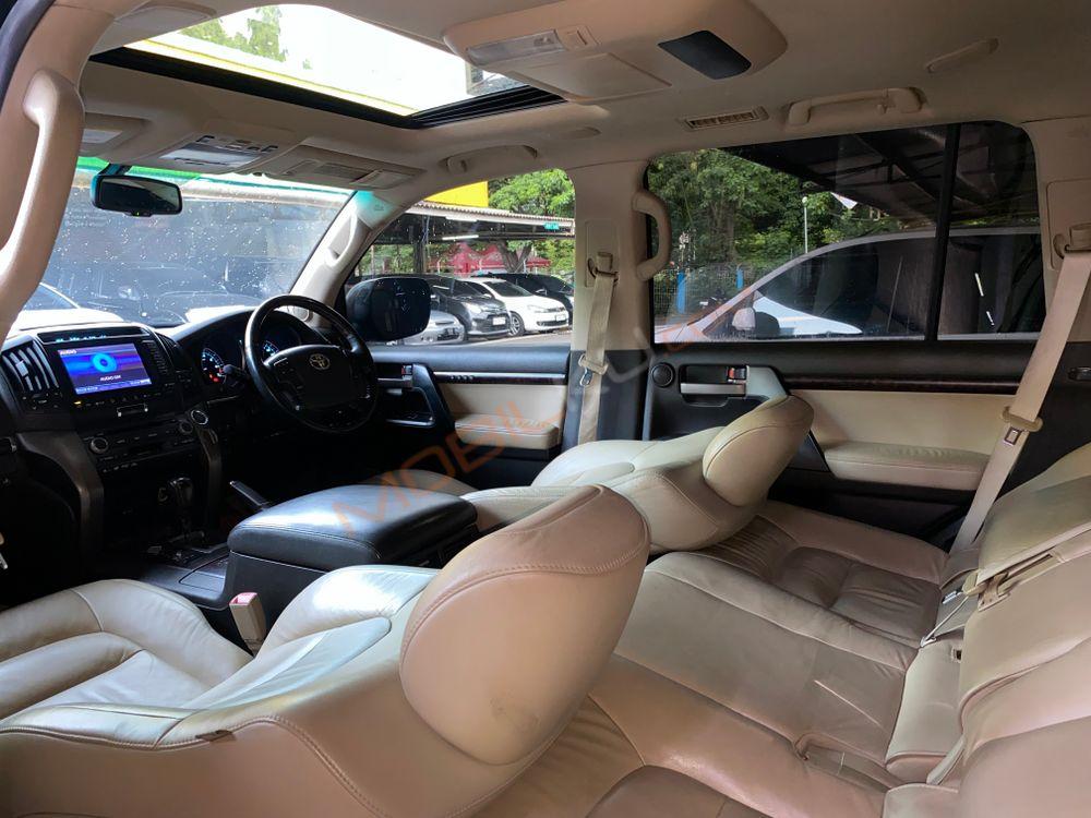 Mobil Toyota Land Cruiser 2010