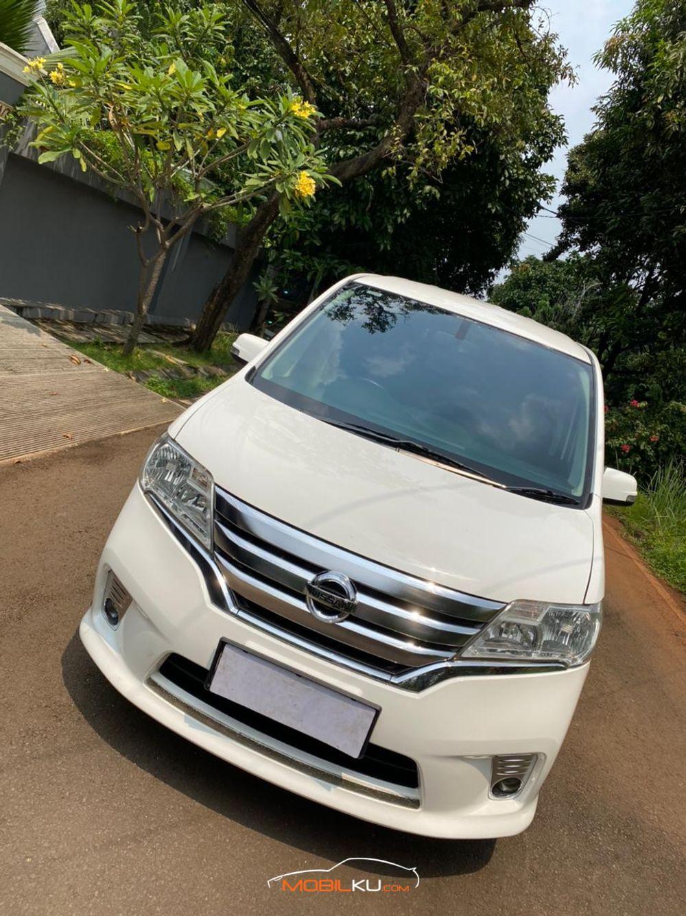 Mobil Nissan Serena 2013