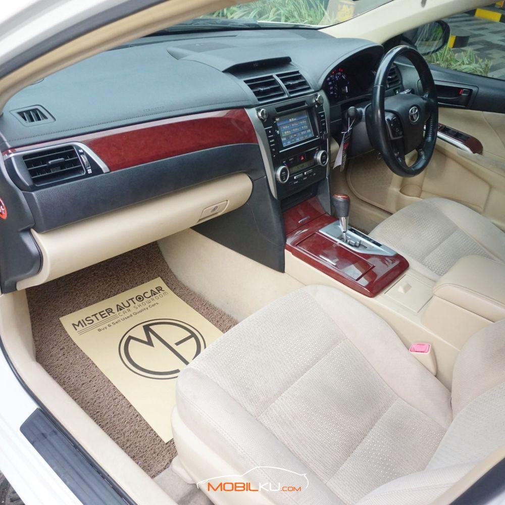 Mobil Toyota Camry 2013