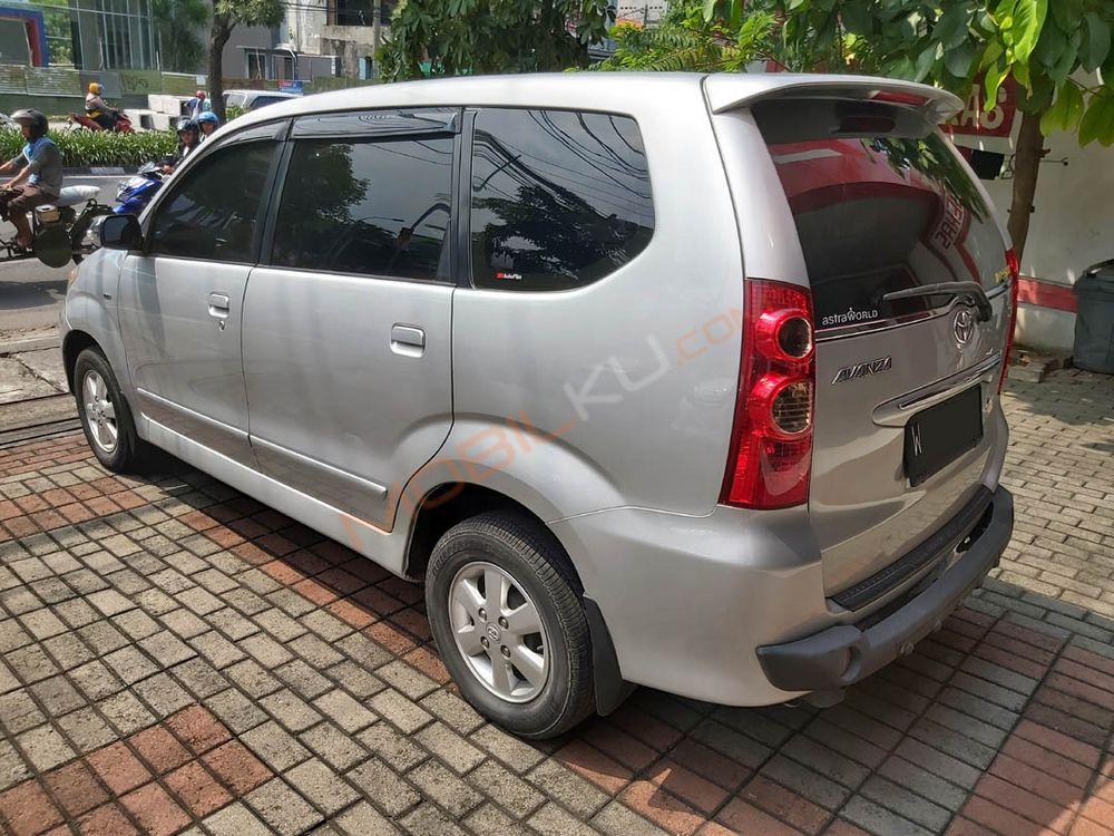 Mobil Toyota Avanza 2011