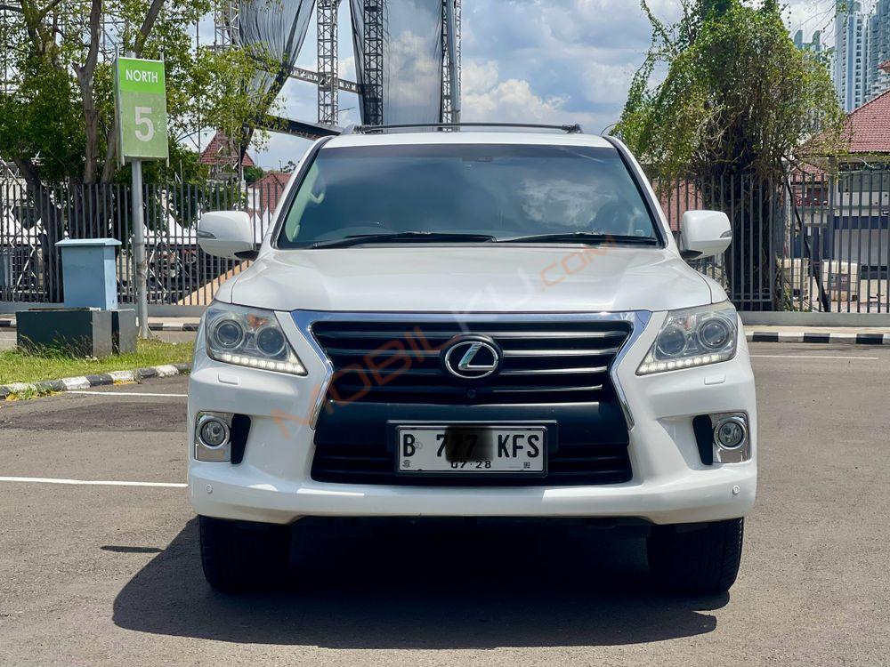 Mobil Lexus LX 2013