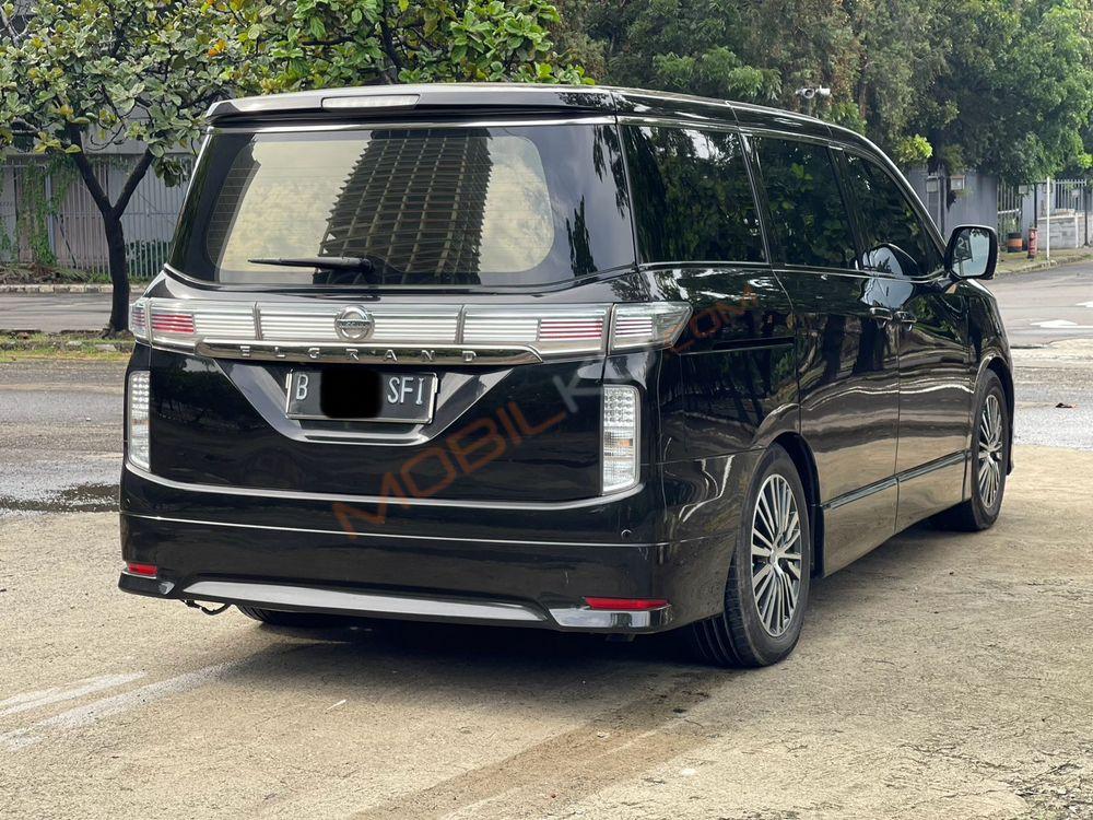 Mobil Nissan Elgrand 2014