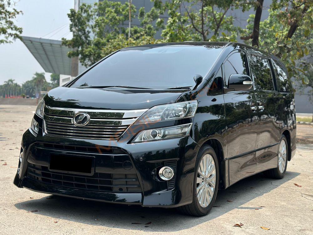 Mobil Toyota Vellfire 2013