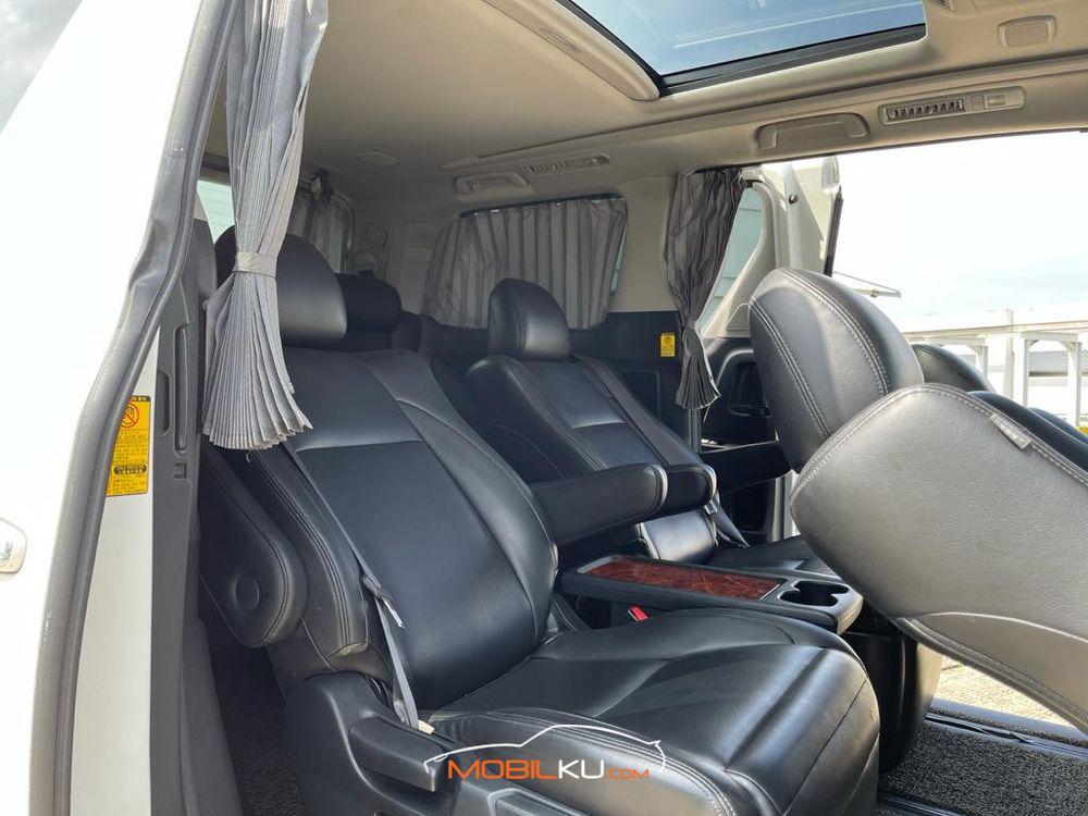 Mobil Toyota Alphard 2010