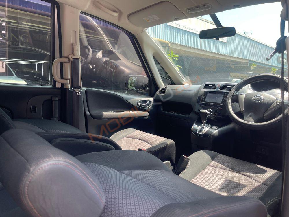 Mobil Nissan Serena 2013