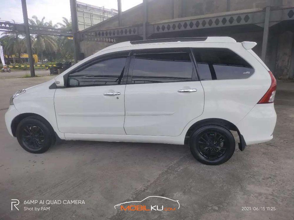 Mobil Daihatsu Xenia 2013