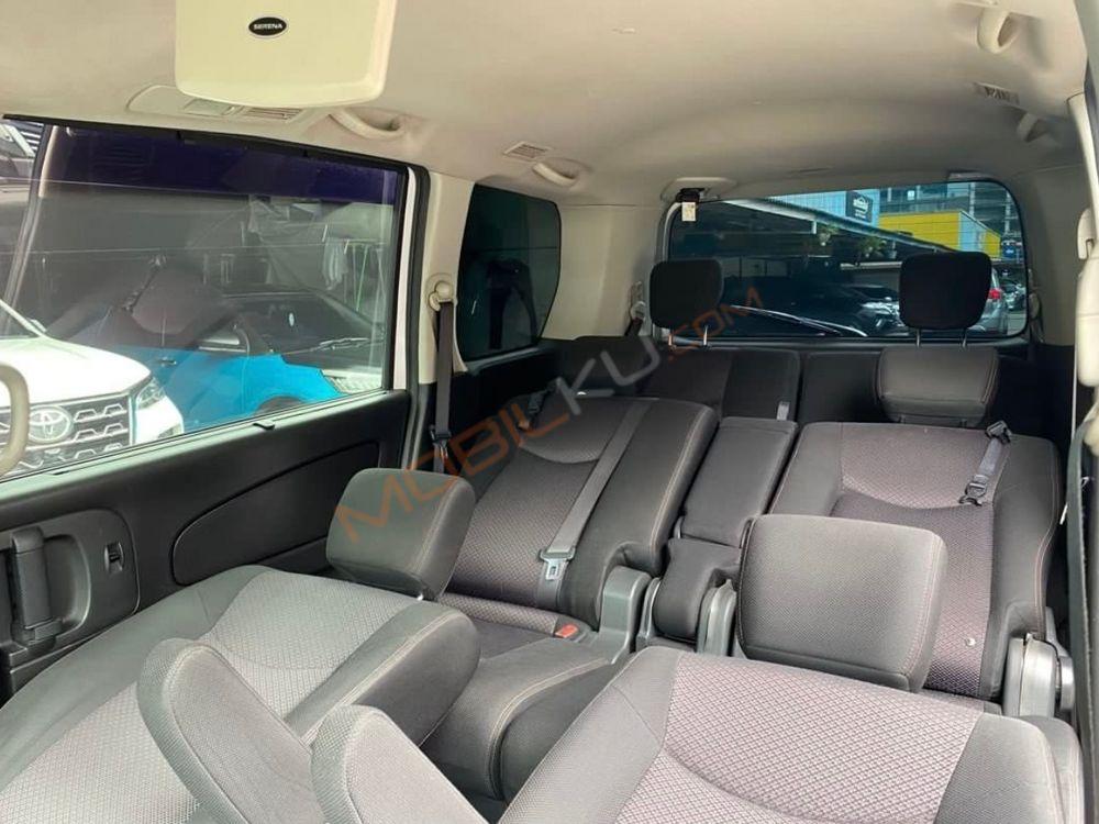 Mobil Nissan Serena 2013