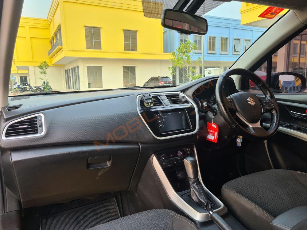 Mobil Suzuki SX4 2016